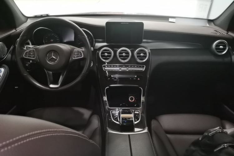 Used Mercedes-Benz GLC 2017 GLC 260 4MATIC Dynamic Edition Center Console