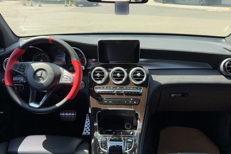 Used Mercedes-Benz GLC 2017 GLC 260 4MATIC Luxury Model Center Console