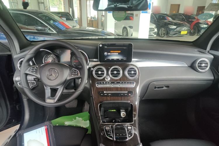 Used Mercedes-Benz GLC 2017 GLC 260 4MATIC Luxury Model Center Console