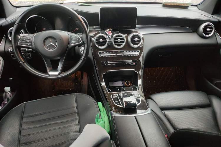 Used Mercedes-Benz GLC 2017 GLC 260 4MATIC Luxury Model Center Console