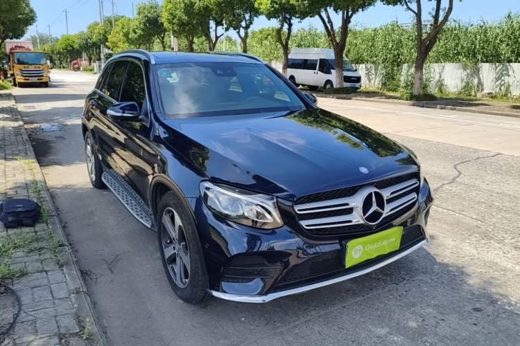Used Mercedes-Benz GLC 2017 GLC 260 4MATIC Luxury Model Front Right 45 Deg