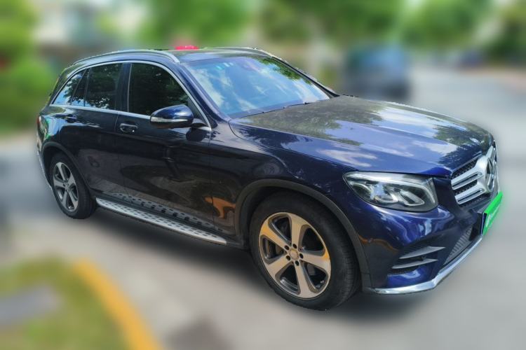 Used Mercedes-Benz GLC 2017 GLC 260 4MATIC Luxury Model Front Right 45 Deg