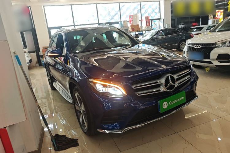 Used Mercedes-Benz GLC 2017 GLC 260 4MATIC Luxury Model Front Right 45 Deg