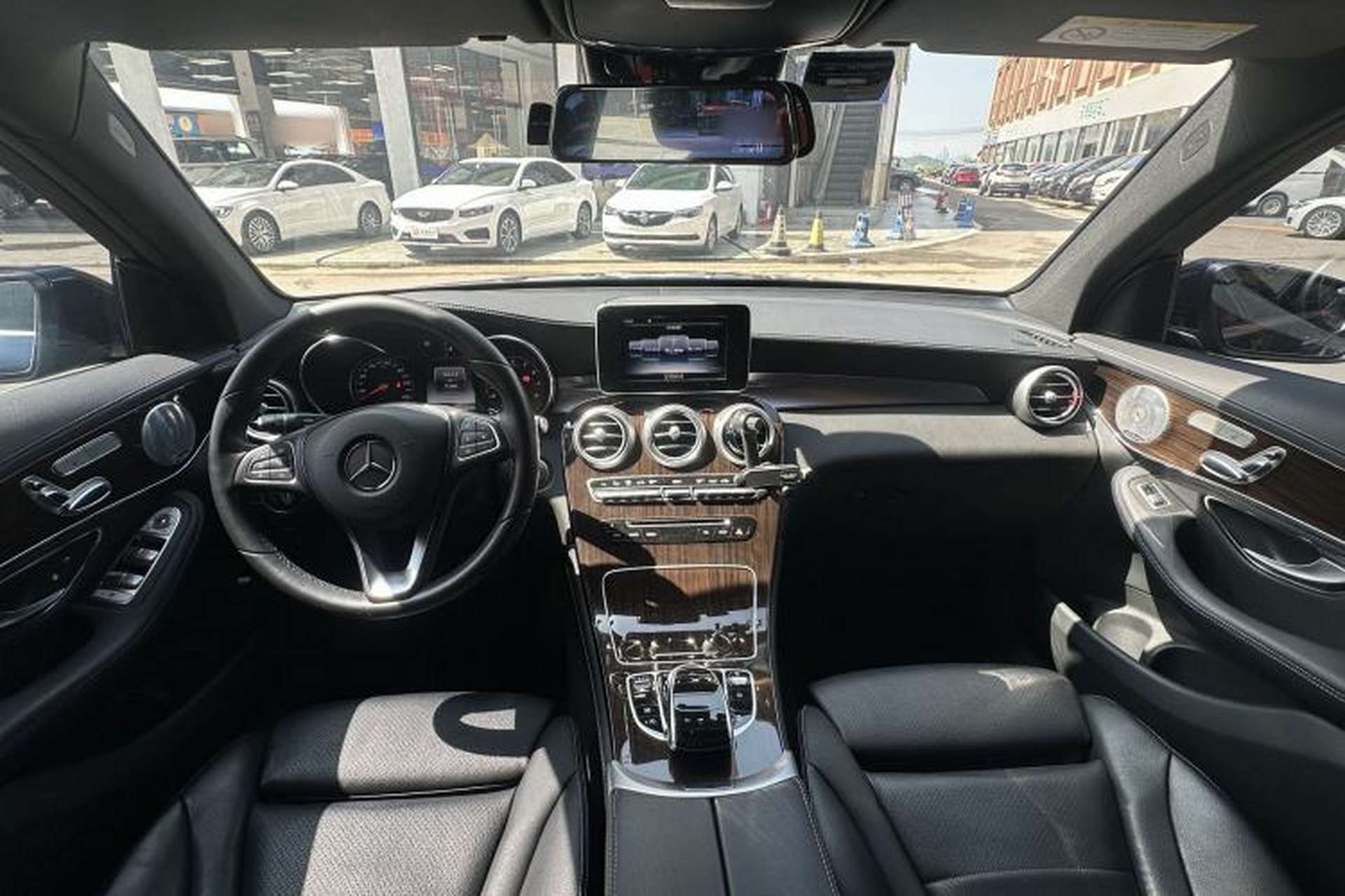 Used Mercedes-Benz GLC 2017 GLC 260 4MATIC Luxury Model Interior 1
