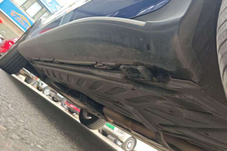 Used Mercedes-Benz GLC 2017 GLC 260 4MATIC Luxury Model Left Side Sill