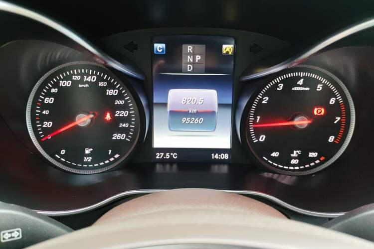 Used Mercedes-Benz GLC 2017 GLC 260 4MATIC Luxury Model Odometer Close Up