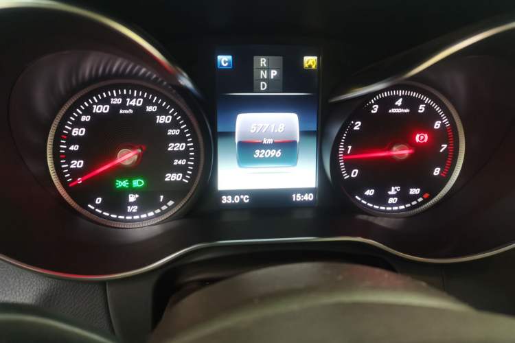 Used Mercedes-Benz GLC 2017 GLC 260 4MATIC Luxury Model Odometer Close Up