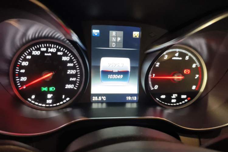 Used Mercedes-Benz GLC 2017 GLC 260 4MATIC Luxury Model Odometer Close Up