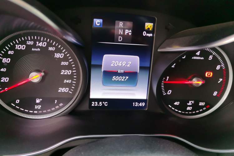 Used Mercedes-Benz GLC 2017 GLC 260 4MATIC Dynamic Edition Odometer Close Up