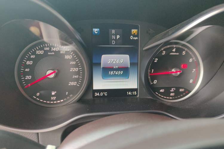 Used Mercedes-Benz GLC 2017 GLC 260 4MATIC Luxury Model Odometer Close Up