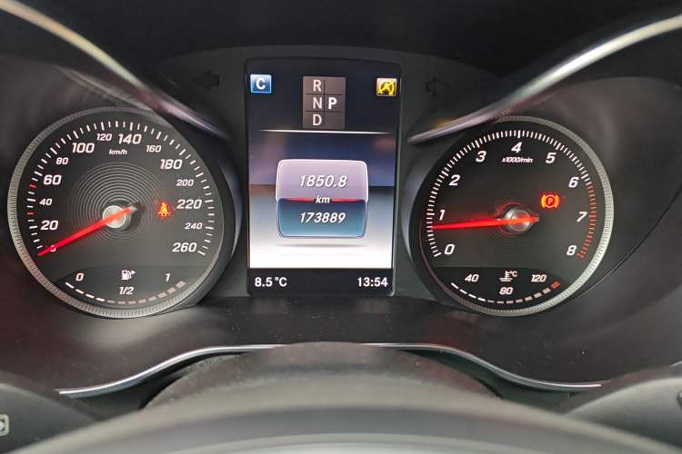 Used Mercedes-Benz GLC 2017 GLC 260 4MATIC Dynamic Edition Odometer Close Up