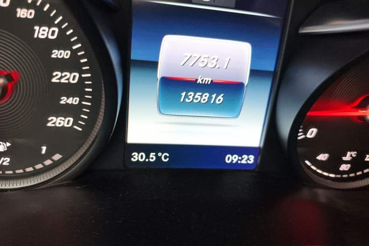 Used Mercedes-Benz GLC 2017 GLC 260 4MATIC Luxury Model Odometer Close Up