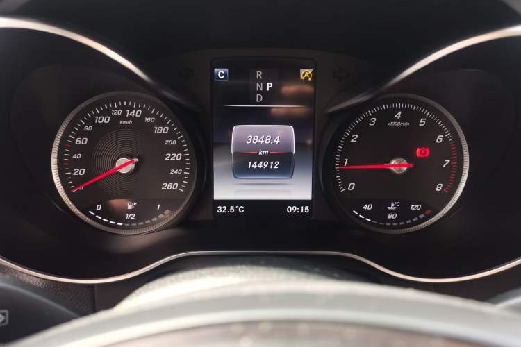 Used Mercedes-Benz GLC 2017 GLC 260 4MATIC Dynamic Edition Odometer Close Up