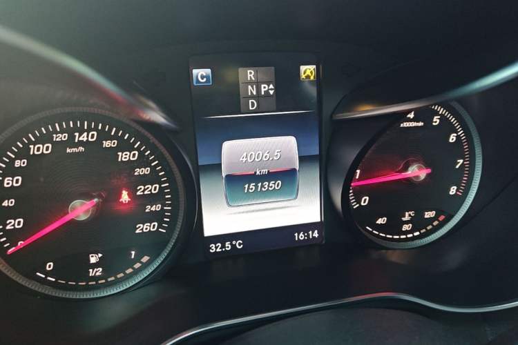 Used Mercedes-Benz GLC 2017 GLC 260 4MATIC Dynamic Edition Odometer Close Up