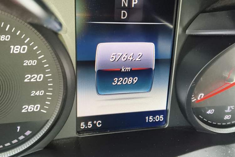 Used Mercedes-Benz GLC 2017 GLC 260 4MATIC Luxury Model Odometer Close Up