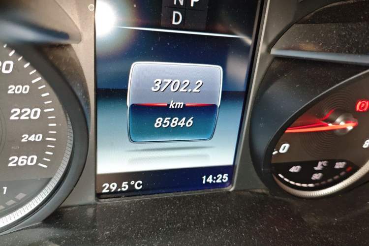 Used Mercedes-Benz GLC 2017 GLC 300 4MATIC Sport Edition Odometer Close Up