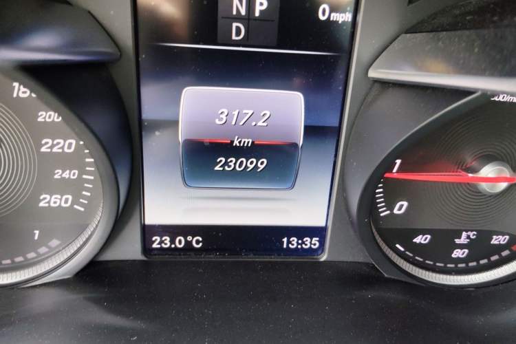 Used Mercedes-Benz GLC 2017 GLC 200 4MATIC Odometer Close Up