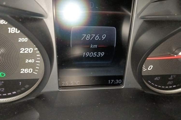 Used Mercedes-Benz GLC 2017 GLC 260 4MATIC Dynamic Edition Odometer Close Up