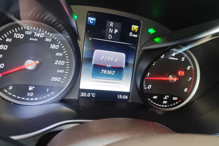 Used Mercedes-Benz GLC 2017 GLC 260 4MATIC Luxury Model Odometer Close Up