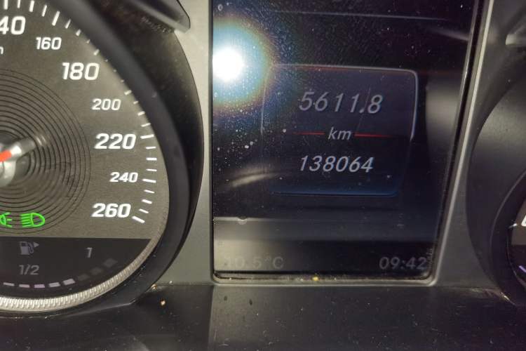 Used Mercedes-Benz GLC 2017 GLC 260 4MATIC Dynamic Edition Odometer Close Up