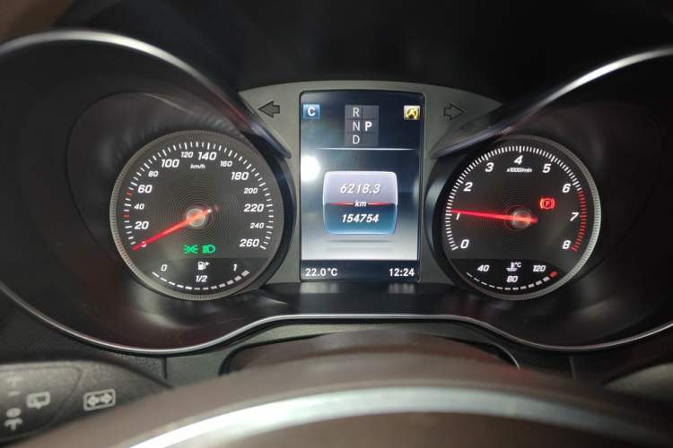 Used Mercedes-Benz GLC 2017 GLC 260 4MATIC Dynamic Edition Odometer Close Up