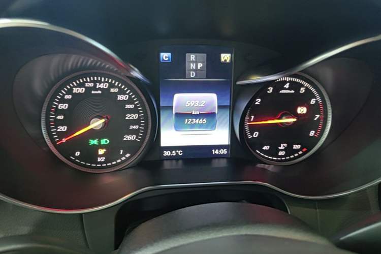 Used Mercedes-Benz GLC 2017 GLC 260 4MATIC Luxury Model Odometer Close Up