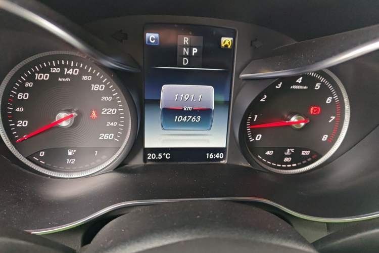 Used Mercedes-Benz GLC 2017 GLC 260 4MATIC Dynamic Edition Odometer Close Up
