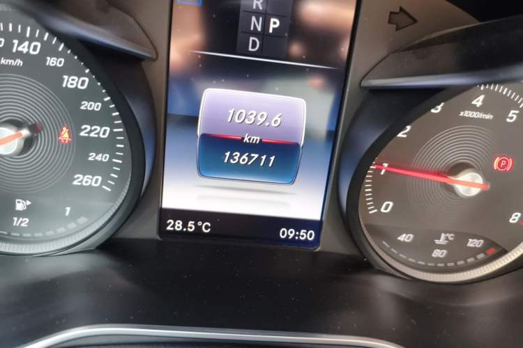 Used Mercedes-Benz GLC 2017 GLC 260 4MATIC Luxury Model Odometer Close Up
