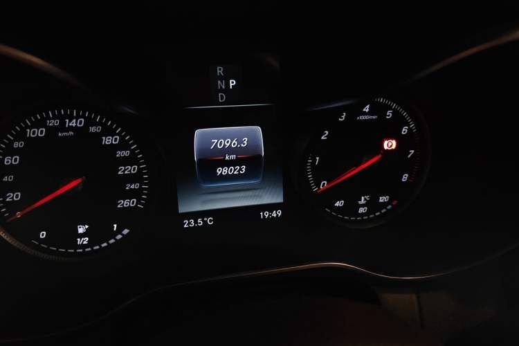 Used Mercedes-Benz GLC 2017 GLC 200 4MATIC Odometer Close Up