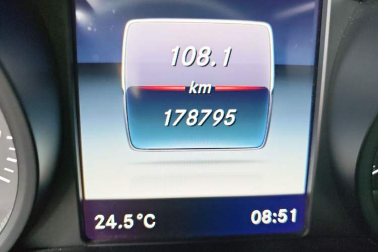 Used Mercedes-Benz GLC 2017 GLC 260 4MATIC Dynamic Edition Odometer Close Up