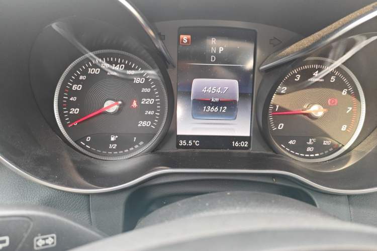 Used Mercedes-Benz GLC 2017 GLC 260 4MATIC Luxury Model Odometer Close Up