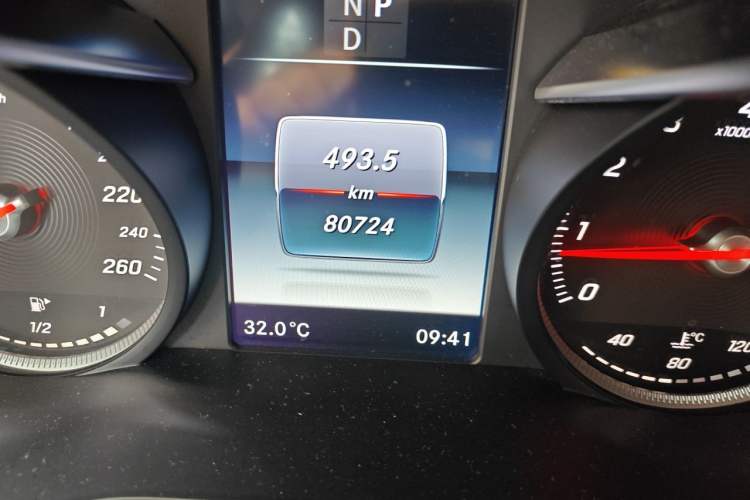Used Mercedes-Benz GLC 2017 GLC 300 4MATIC Sport Edition Odometer Close Up