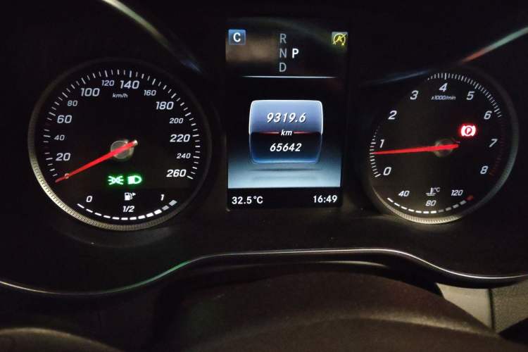 Used Mercedes-Benz GLC 2017 GLC 200 4MATIC Odometer Close Up