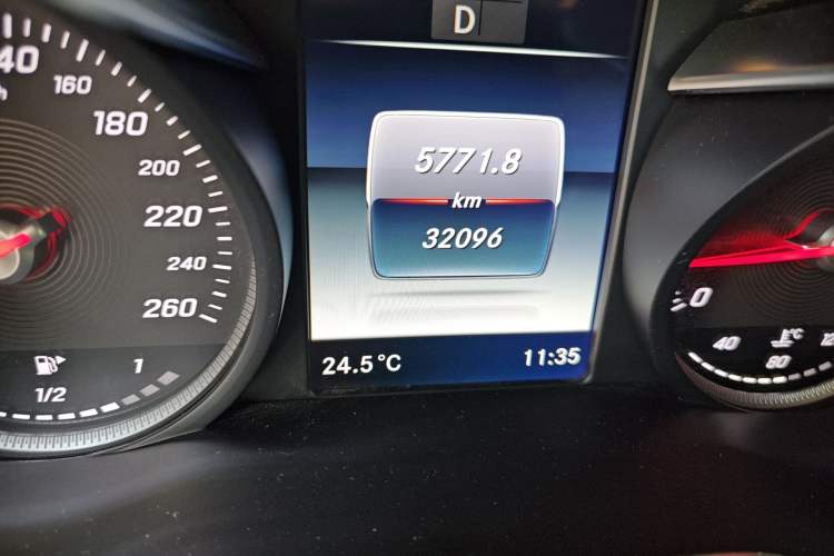 Used Mercedes-Benz GLC 2017 GLC 260 4MATIC Luxury Model Odometer Close Up