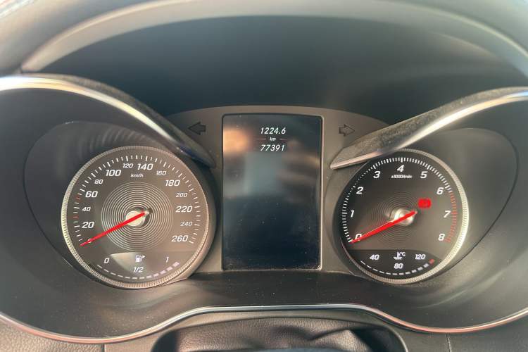 Used Mercedes-Benz GLC 2017 GLC 260 4MATIC Luxury Model Odometer Close Up