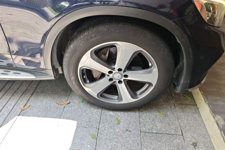 Used Mercedes-Benz GLC 2017 GLC 300 4MATIC Sport Edition Right Front Wheel Hub