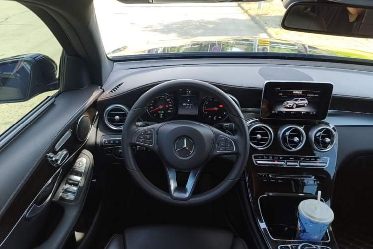 Used Mercedes-Benz GLC 2017 GLC 260 4MATIC Luxury Model Steering Wheel