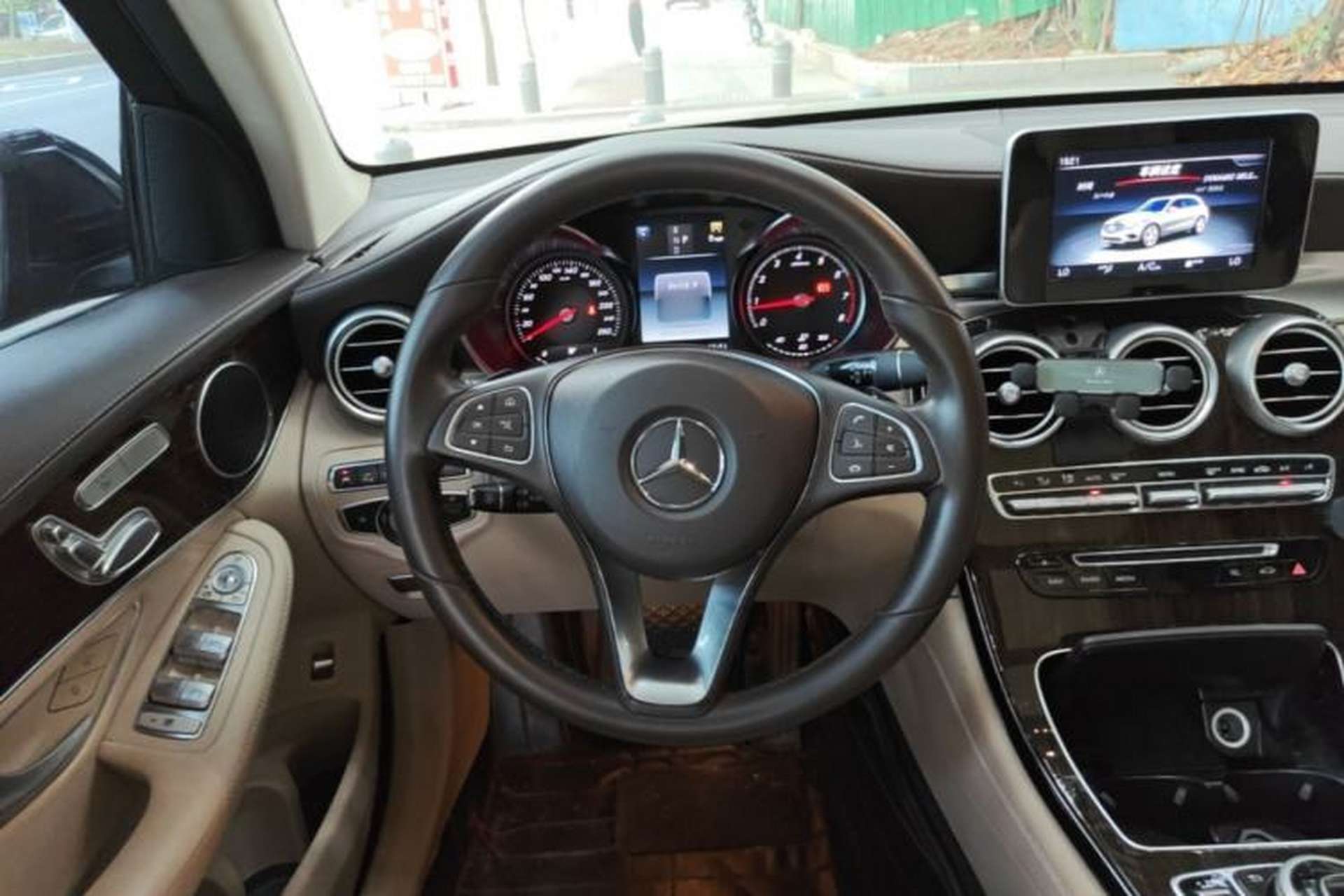Used Mercedes-Benz GLC 2017 GLC 260 4MATIC Luxury Model Steering Wheel