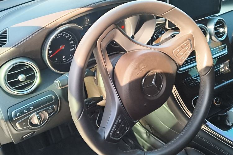 Used Mercedes-Benz GLC 2017 GLC 260 4MATIC Luxury Model Steering Wheel