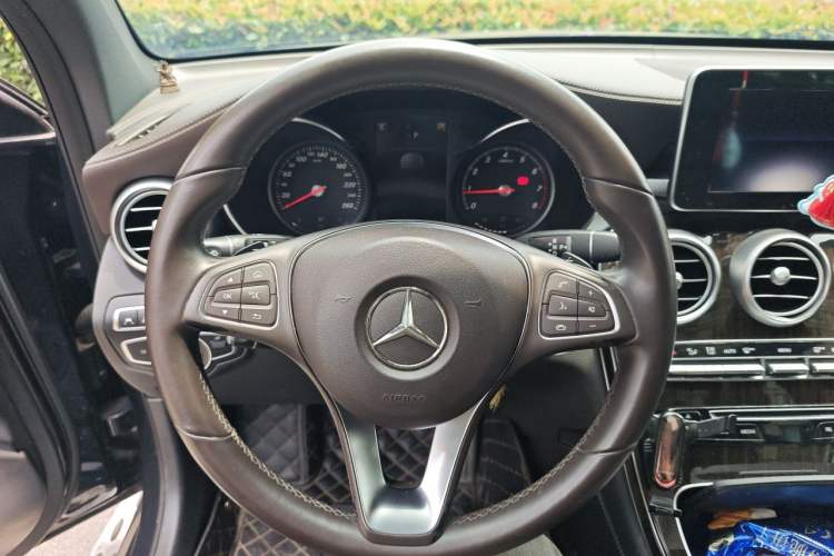 Used Mercedes-Benz GLC 2017 GLC 260 4MATIC Luxury Model Steering Wheel