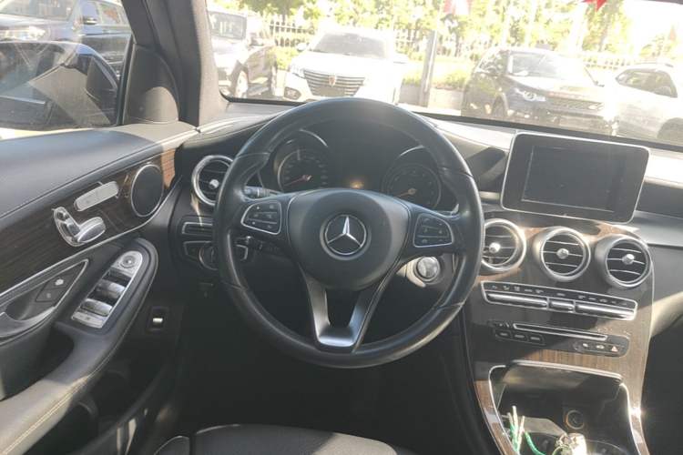 Used Mercedes-Benz GLC 2017 GLC 260 4MATIC Dynamic Edition Steering Wheel