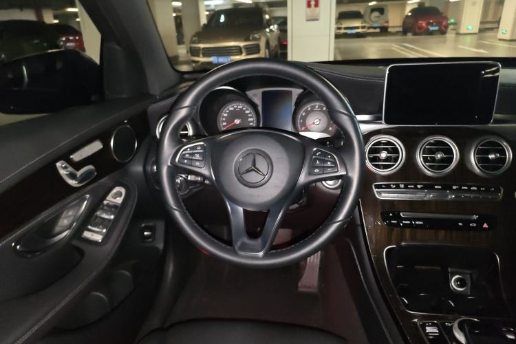 Used Mercedes-Benz GLC 2017 GLC 260 4MATIC Luxury Model Steering Wheel