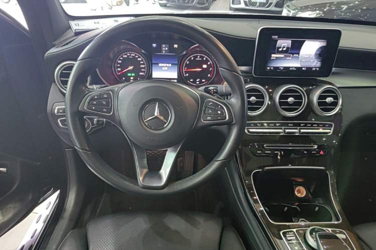Used Mercedes-Benz GLC 2017 GLC 260 4MATIC Luxury Model Steering Wheel