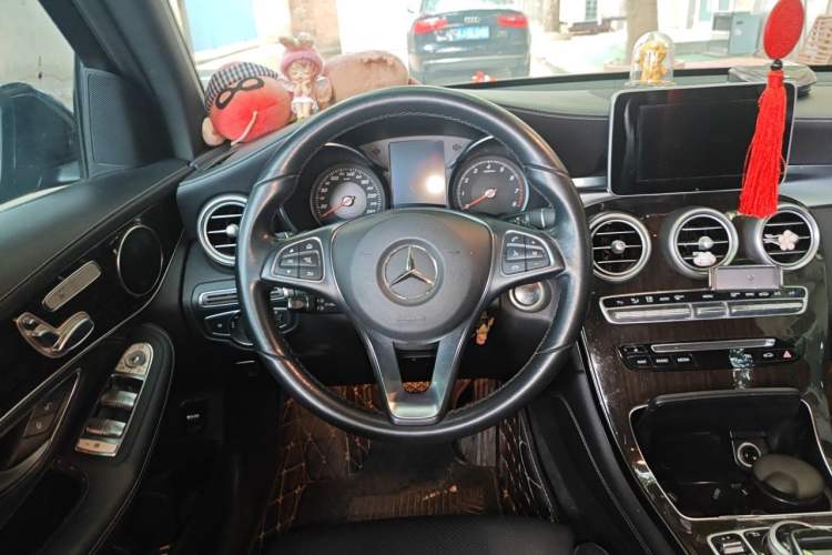 Used Mercedes-Benz GLC 2017 GLC 260 4MATIC Dynamic Edition Steering Wheel