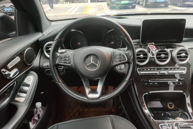 Used Mercedes-Benz GLC 2017 GLC 260 4MATIC Luxury Model Steering Wheel