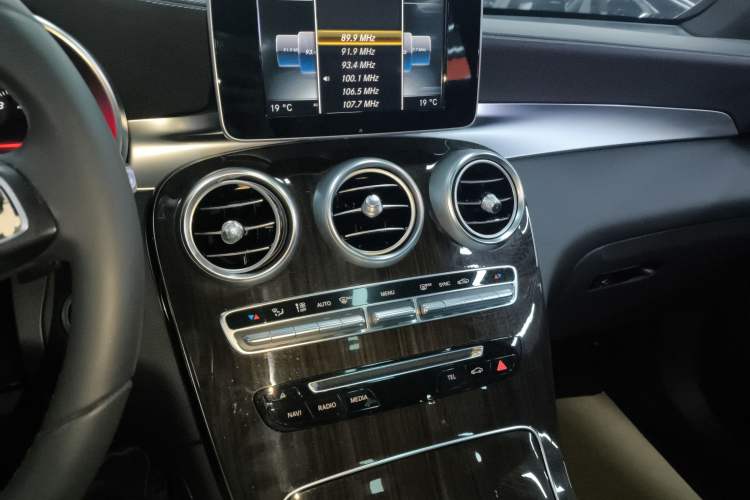 Used Mercedes-Benz GLC 2017 GLC 260 4MATIC Dynamic Edition Audio And AC Panel