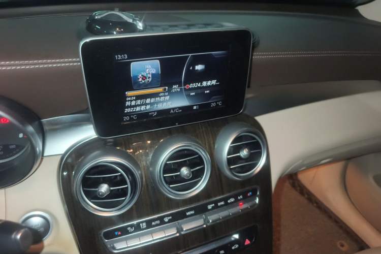 Used Mercedes-Benz GLC 2017 GLC 260 4MATIC Dynamic Edition Audio And AC Panel