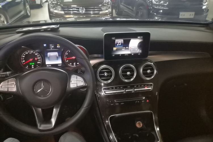 Used Mercedes-Benz GLC 2017 GLC 260 4MATIC Dynamic Edition Center Console