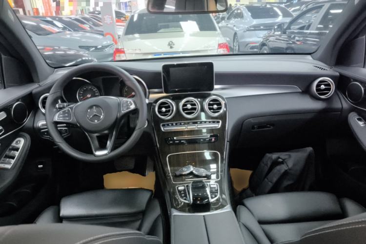 Used Mercedes-Benz GLC 2017 GLC 260 4MATIC Dynamic Edition Center Console