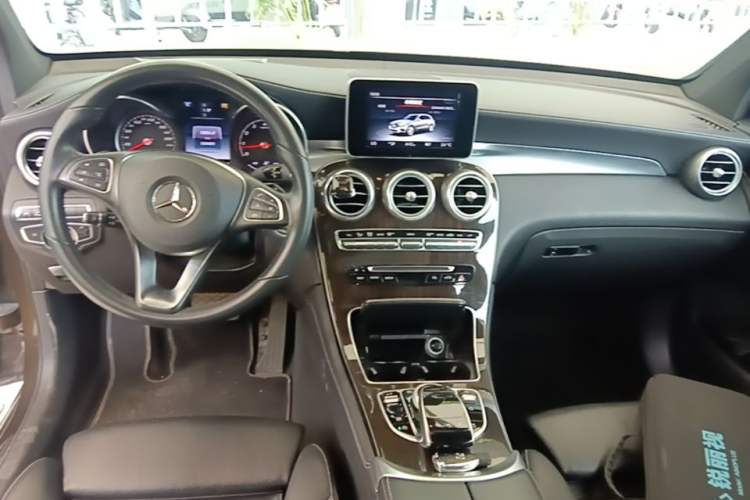 Used Mercedes-Benz GLC 2017 GLC 260 4MATIC Luxury Model Center Console